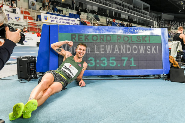 Marcin Lewandowski cieszy się z rekordu Polski po biegu na 1500 m, podczas halowego mityngu lekkoatletycznego Copernicus Cup w Toruniu