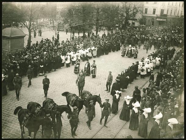 Kondukt pogrzebowy poległych w bitwie pod Zadwórzem, Lwów, 1920 r.