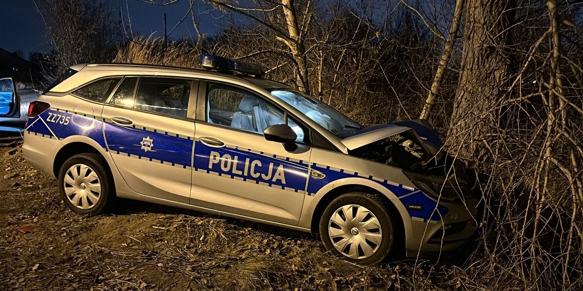 Policjant kierujący radiowozem gnał na złamanie karku...