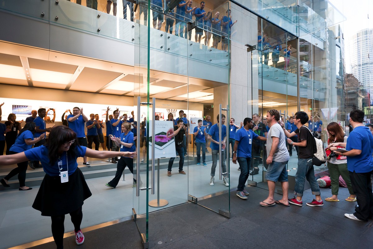Klienci w trakcie otwarcia sklepu Apple na George Street w australijskim Sydney w dniu premiery nowego iPada. 16. marca 2012