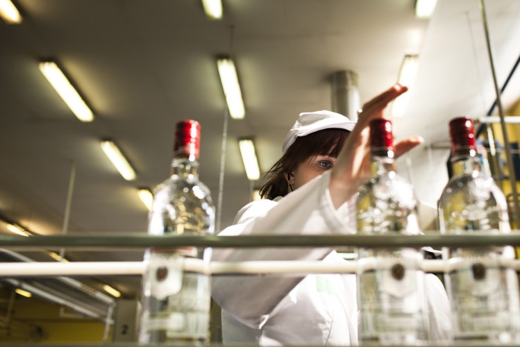 Pracownik fabryki wódek Sobieski w Starogardzie Gdańskim dokonuje wyboru butelek