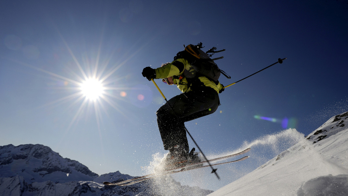 Wiosna to dobry czas dla narciarzy, którzy mogą wtedy skorzystać z ofert Free Ski. Są to wczasy narciarskie z karnetem gratis w wybranych tygodniach sezonu narciarskiego we Włoszech.