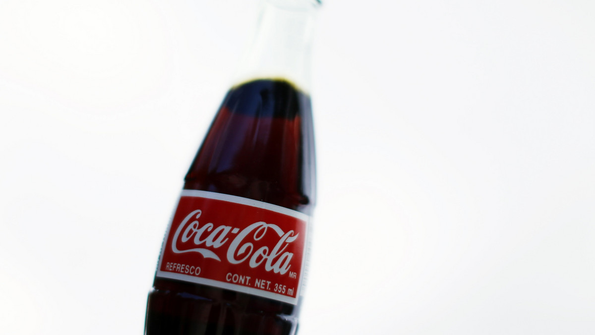 Coca-Cola, największy na świecie producent napojów, przyjęła plan obniżenia do 2019 roku  rocznych wydatków o 3 miliardy dolarów, ponieważ globalny spadek sprzedaży spowodował, że dochody były niższe od prognozowanych przez analityków.