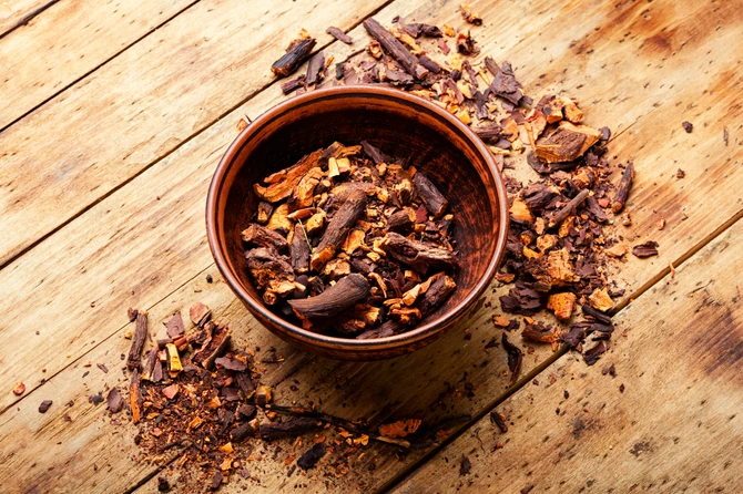 Koren biljke broć jajima daje neverovatnu crvenu boju