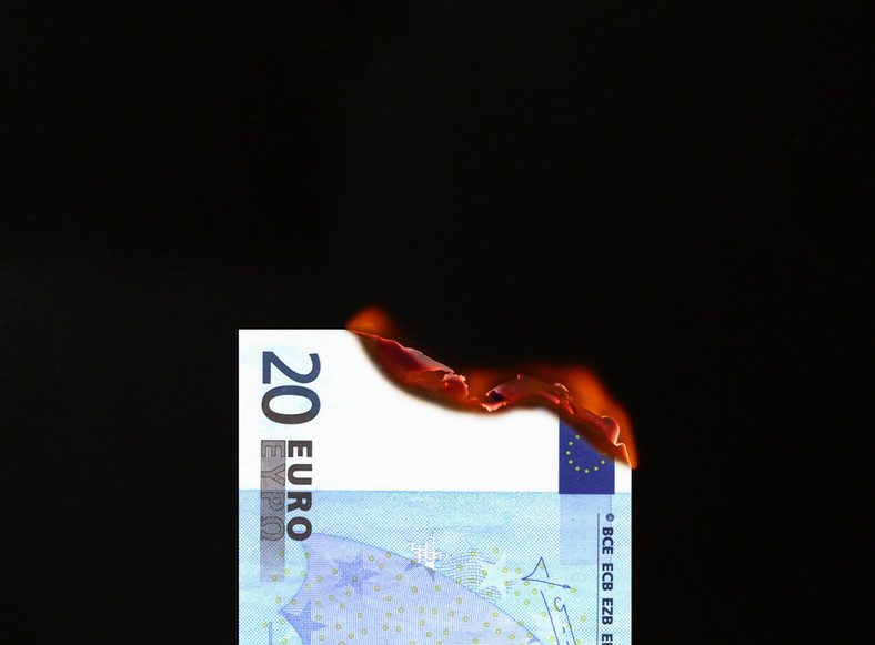 Płonący banknot euro
