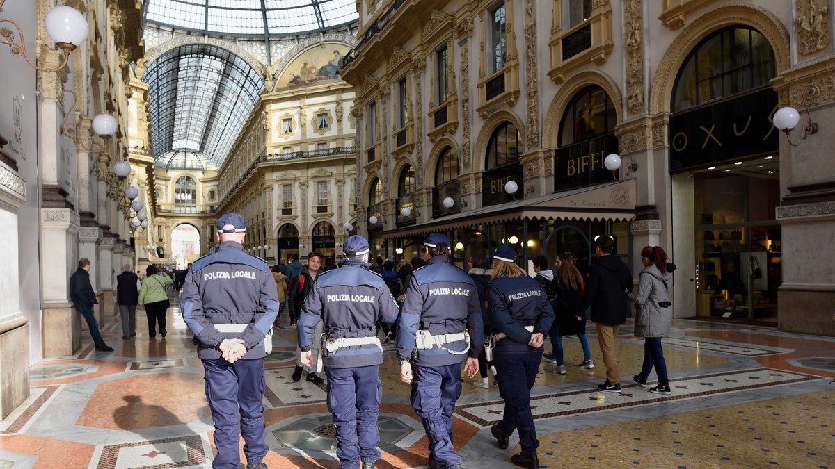 PIJAN RAZBIO KAPIJU ISPRED KUĆE, PA NAPAO KARABINJERE Državljanin BiH uhapšen u Italiji: Vređao ih i gurao, jedva ga savladali, a evo koju je kaznu dobio
