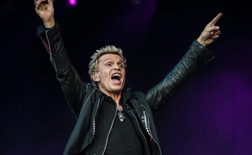 Billy Idol poczas koncertu w Berlinie