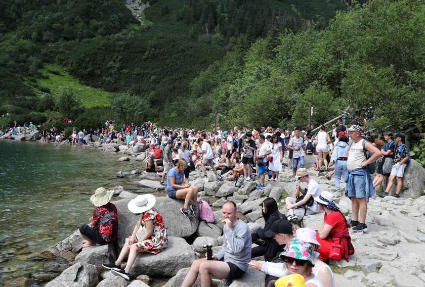 Wakacje pod Tatrami w pełni. Szturm turystów na Morskie Oko