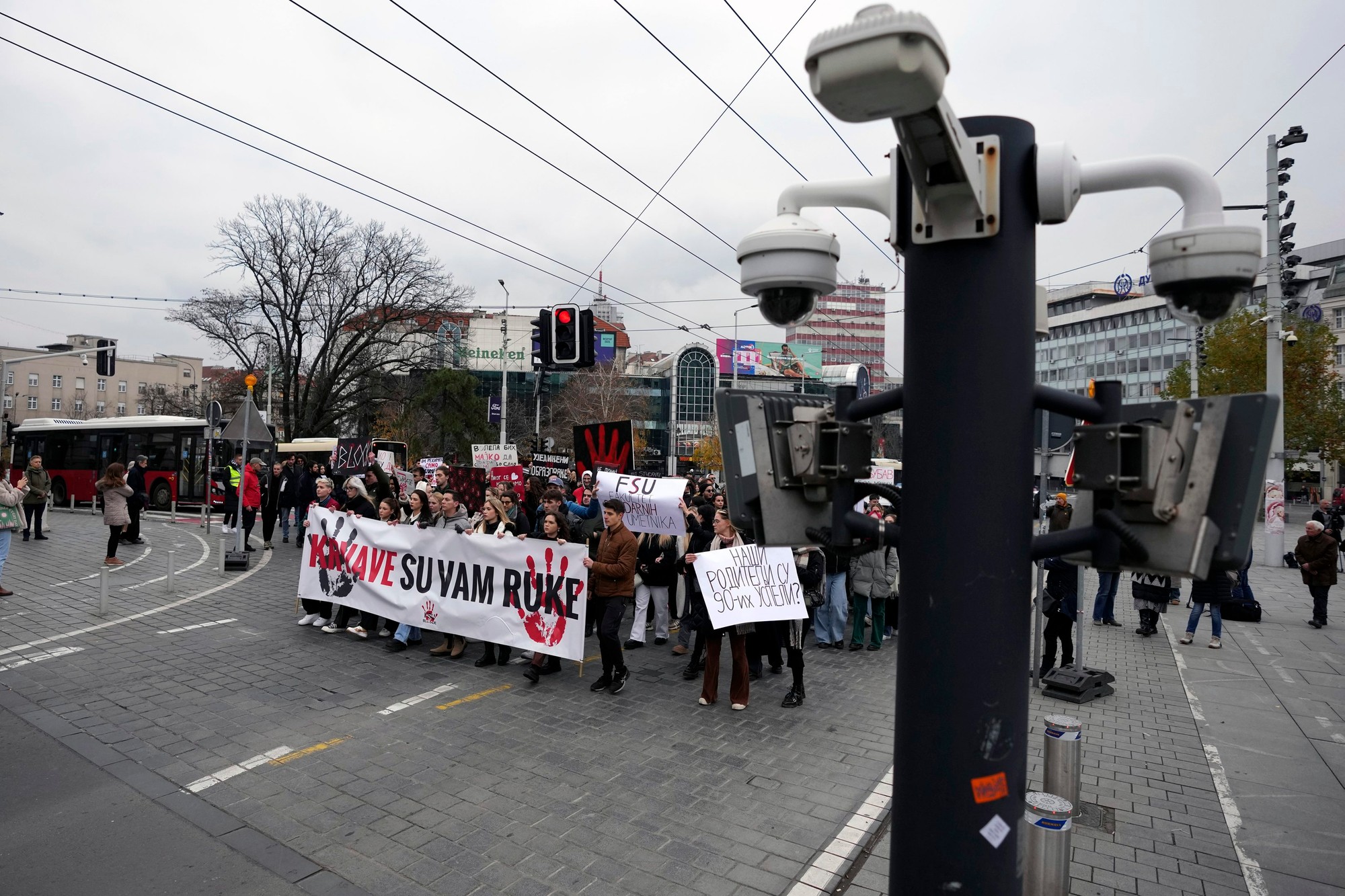 Obyvatelia Srbska si v piatok 15 minútami ticha uctili pamiatku obetí novembrovej tragédie na železničnej stanici v Novom Sade.
