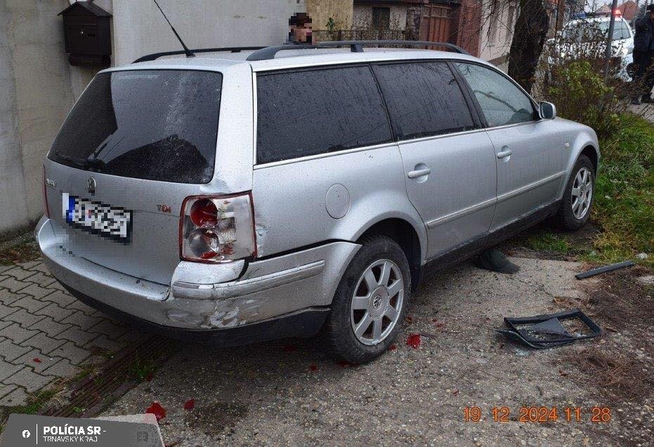 24-ročný muž a 18-ročná žena odcudzili auto spred predajne rybárskych potrieb.