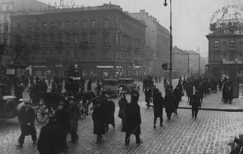 Warszawa, skrzyżowanie Marszałkowskiej i Alei Jerozolimskich.