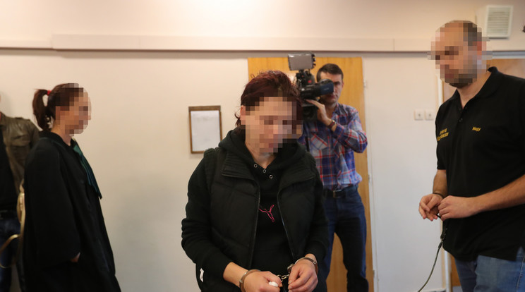 Bilincsben vitték a bíróságra a nőt / Fotó: Blikk