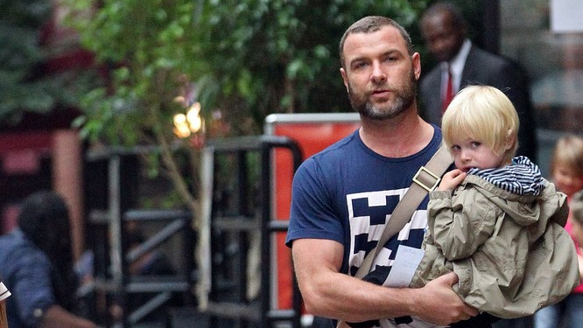 Liev Schreiber z dziećmi /fot. East News