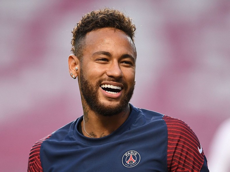 Enquanto ele também tem propriedades no Brasil, Paris e Beverly Hills.