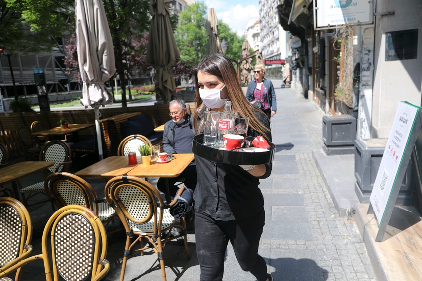 Konobari nose maske i rukavice, a stolovi se dezinfikuju posle svakog gosta