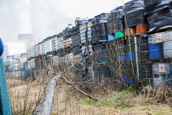 W sąsiedztwie bełchatowskiej elektrowni znajdują się tysiące beczek z niebezpiecznymi substancjami