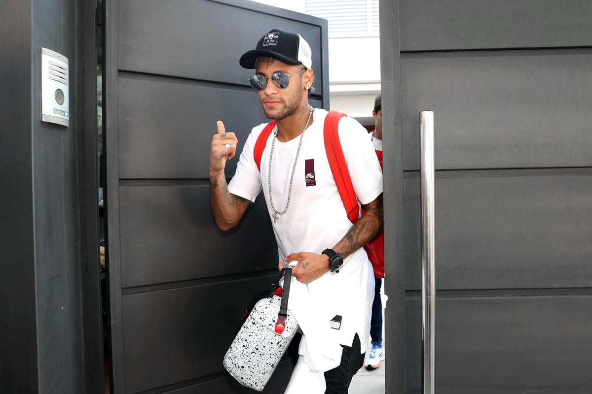 Liga francuska: Neymar wylądował w Paryżu. Kibice PSG już kupują koszulki z jego nazwiskiem