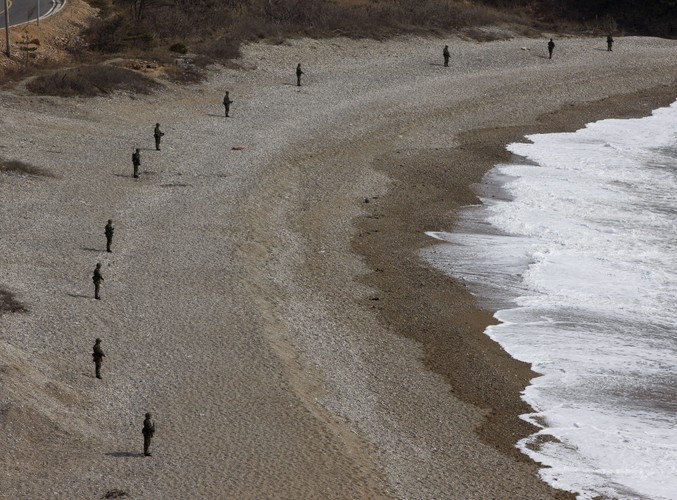 Południowokoreańscy marines pełnią wartę w zdemilitaryzowanej strefie, oddzielającej Koreę Południową od Korei Północnej 27 marca 2010
