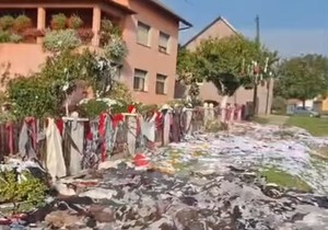 Tri tone smeća ispred kuće