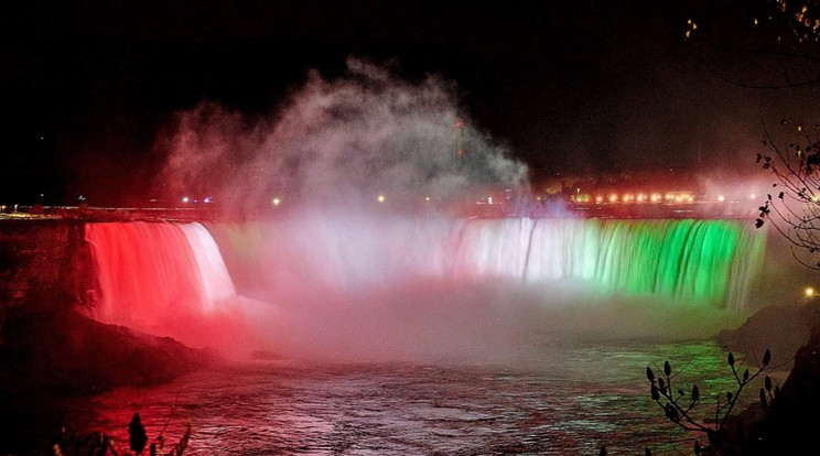 Piros, fehér, zöldbe öltözött a Niagara-vízesés október 23-án / Fotó: Facebook