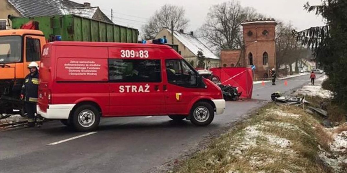 Mercedes roztrzaskał się o ciężarówkę. Zginął pasażer