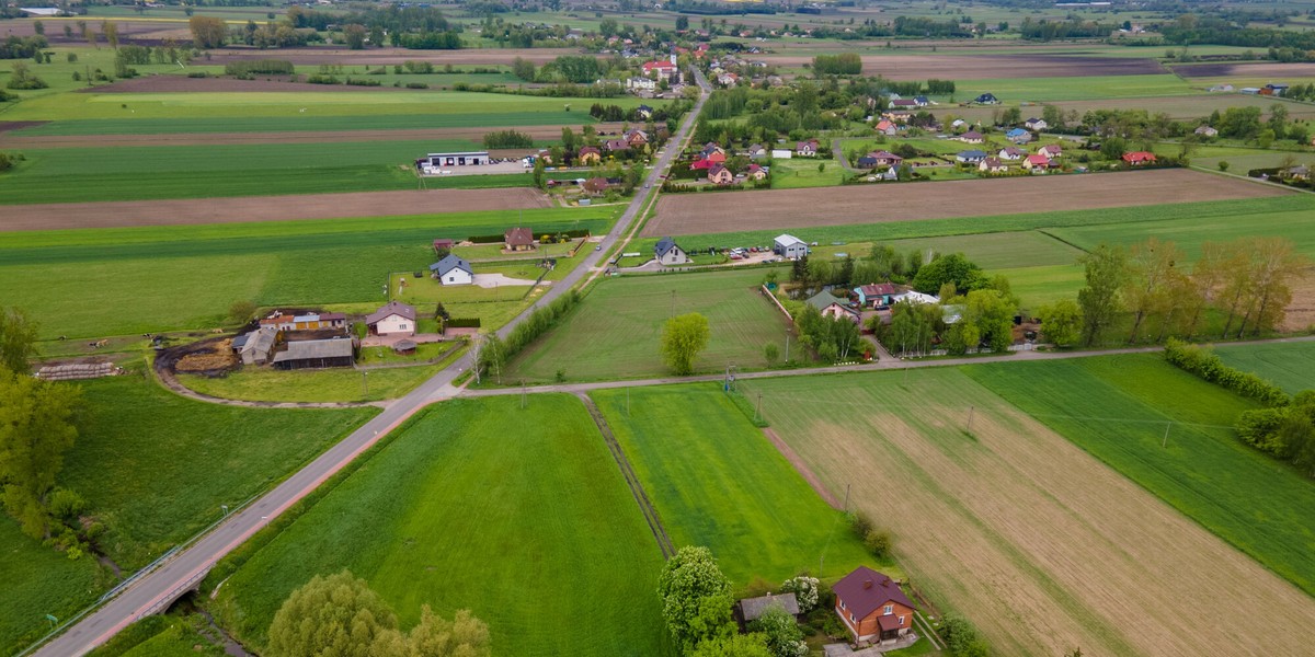 W uzasadnieniu ustawy podkreśla się ponadto, że samorządy będą musiały współpracować z CPK w prowadzeniu procesu relokacji. Lotnisko ma powstać na terenie gminy Baranów.