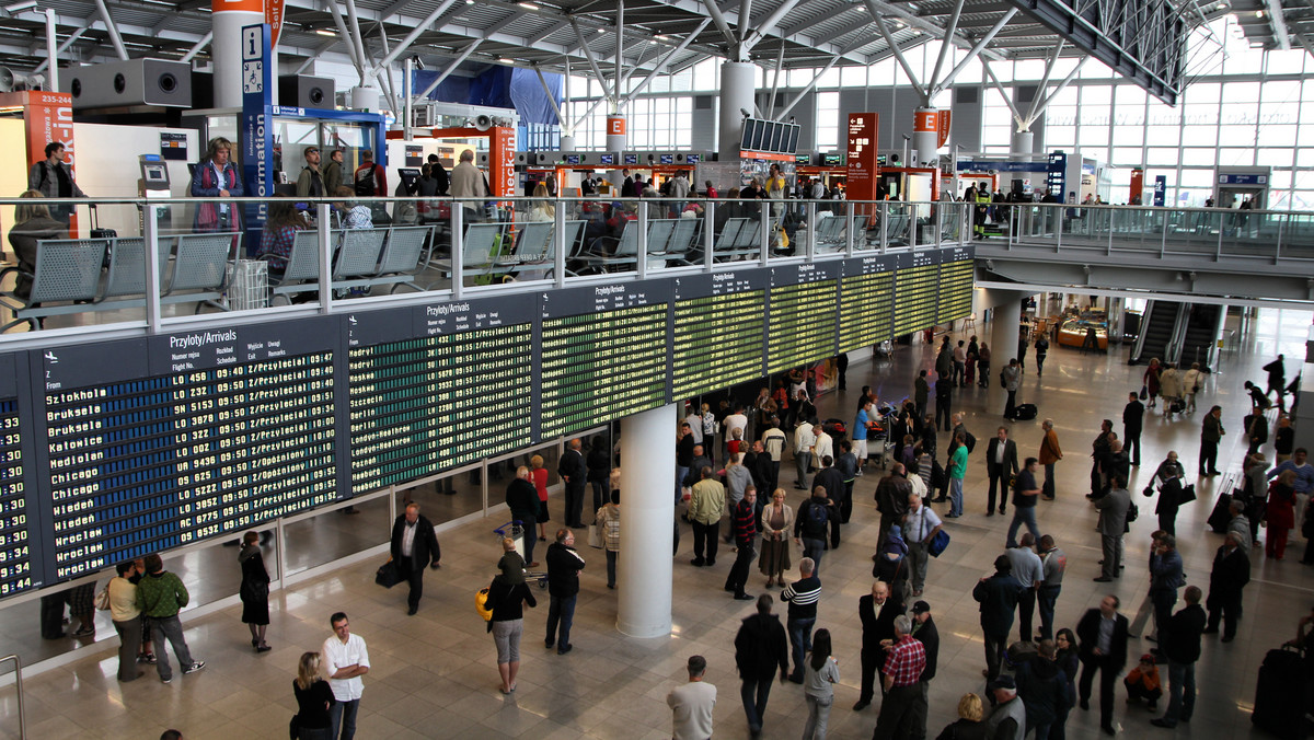 W Polsce funkcjonuje 15 portów lotniczych. Najwięcej pasażerów obsługuje lotnisko w Warszawie (12,8 mln osób w 2016 roku), a najmniej lotnisko w Radomiu oraz w Zielonej Górze (każde po 9 tys. osób w 2016 roku). W ciągu ostatnich 15 lat ruch pasażerów lotniczych w Polsce wzrósł niemal 10-krotnie.