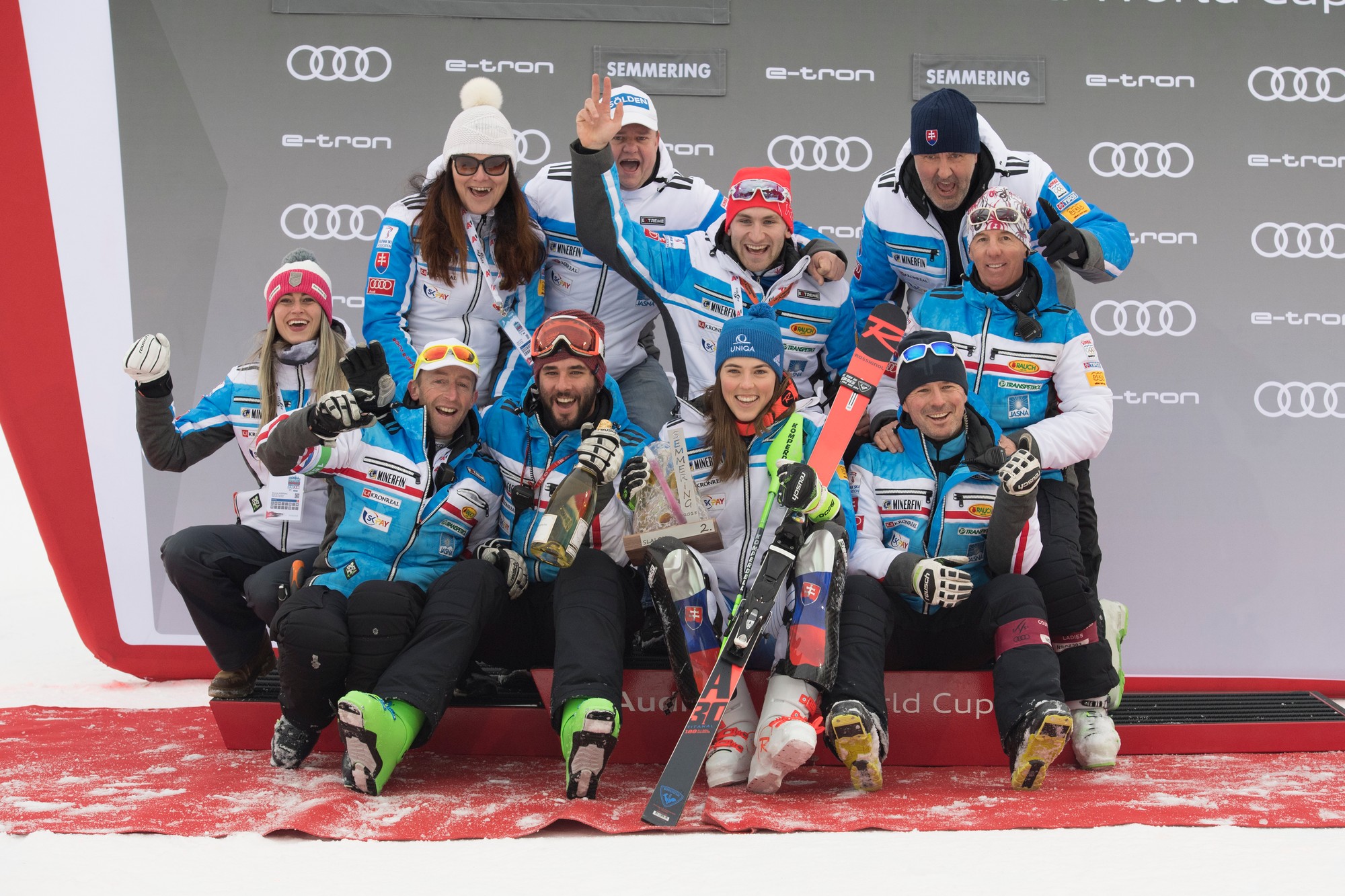Slovenská lyžiarka Petra Vlhová a jej tím v roku 2018. 
