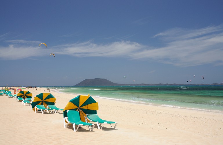 1. miejsce: Fuerteventura – hiszpańska wyspa, położona we wschodniej części archipelagu Wysp Kanaryjskich, na Oceanie Atlantyckim, nieopodal północno-zachodnich wybrzeży Afryki. Fuerteventura jest najstarszą wyspą wchodzącą w skład Wysp Kanaryjskich – powstała 21 milionów lat temu. Najwyższy szczyt to Pico de la Zarza (812 m n.p.m.) położony w południowo-zachodniej części wyspy. Dominuje pustynny krajobraz, wraz z masywem wulkanicznym.