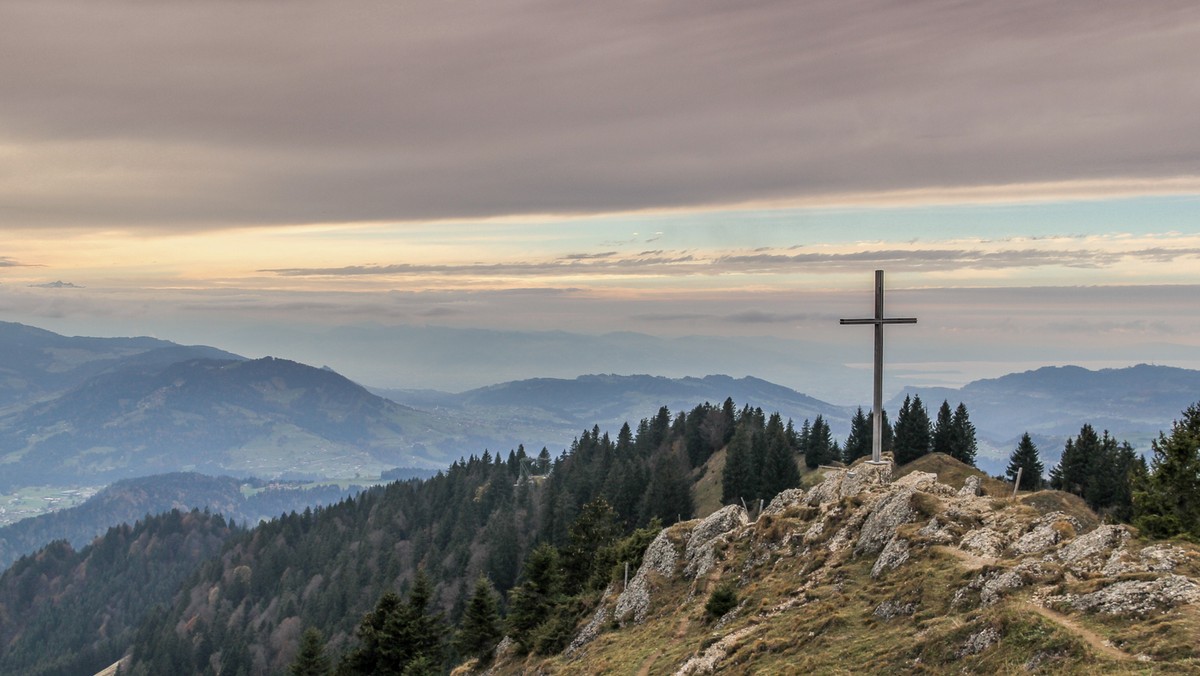 Polska należy do krajów europejskich o najmocniej rozwiniętym ruchu kalwaryjskim, a sanktuarium pasyjno-maryjne w Kalwarii Zebrzydowskiej osiągnęło wyżyny artystyczne gatunku, stawiając kulturę polską w rzędzie równoprawnego z innymi krajami europejskimi partnera, który oferuje światu dzieła najdoskonalsze.