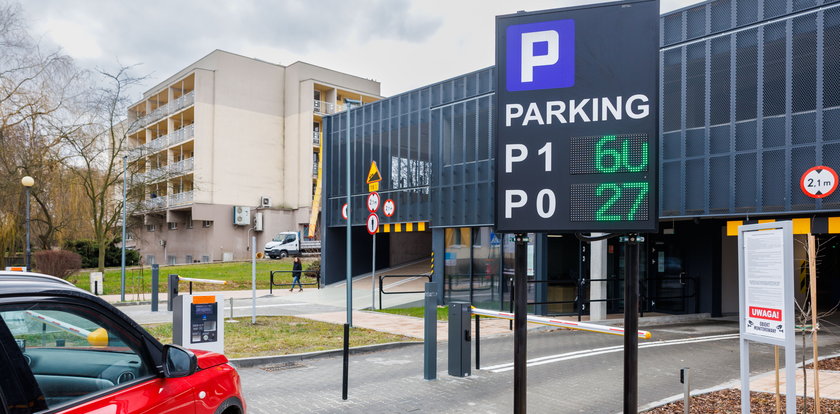 Pusty parking przy szpitalu, bo zrobili z niego centrum przesiadkowe