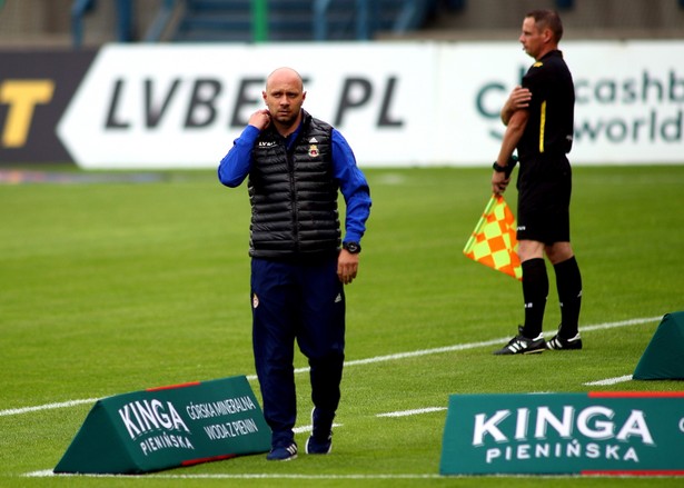 Trener Wisły Kraków Artur Skowronek podczas meczu piłkarskiej Ekstraklasy z Rakowem Częstochowa