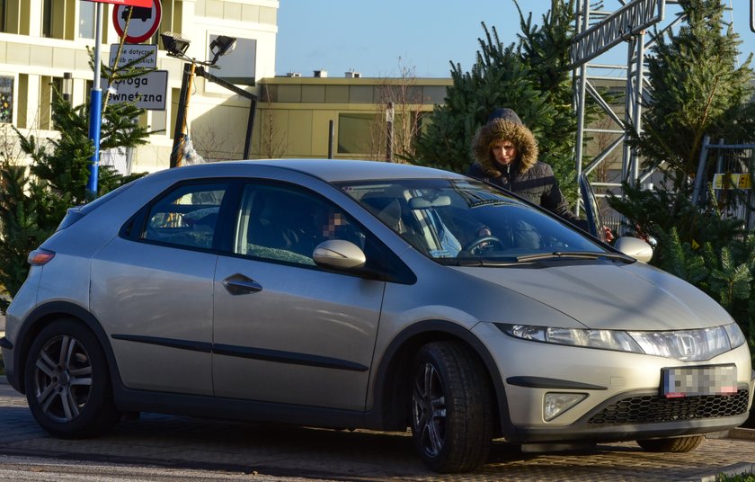 Katarzyna Skrzynecka kupuje choinkę