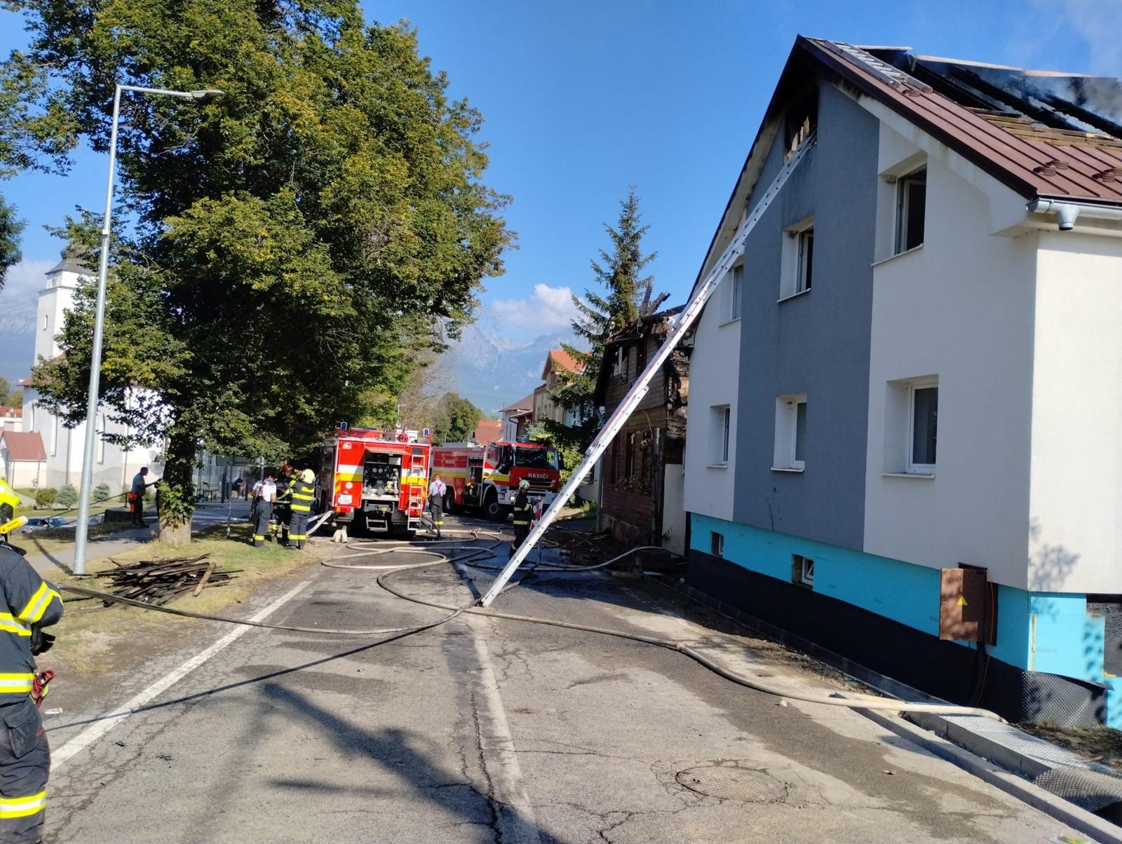 Požiar rodinných domov vo Veľkom Slavkove sa podarilo lokalizovať.