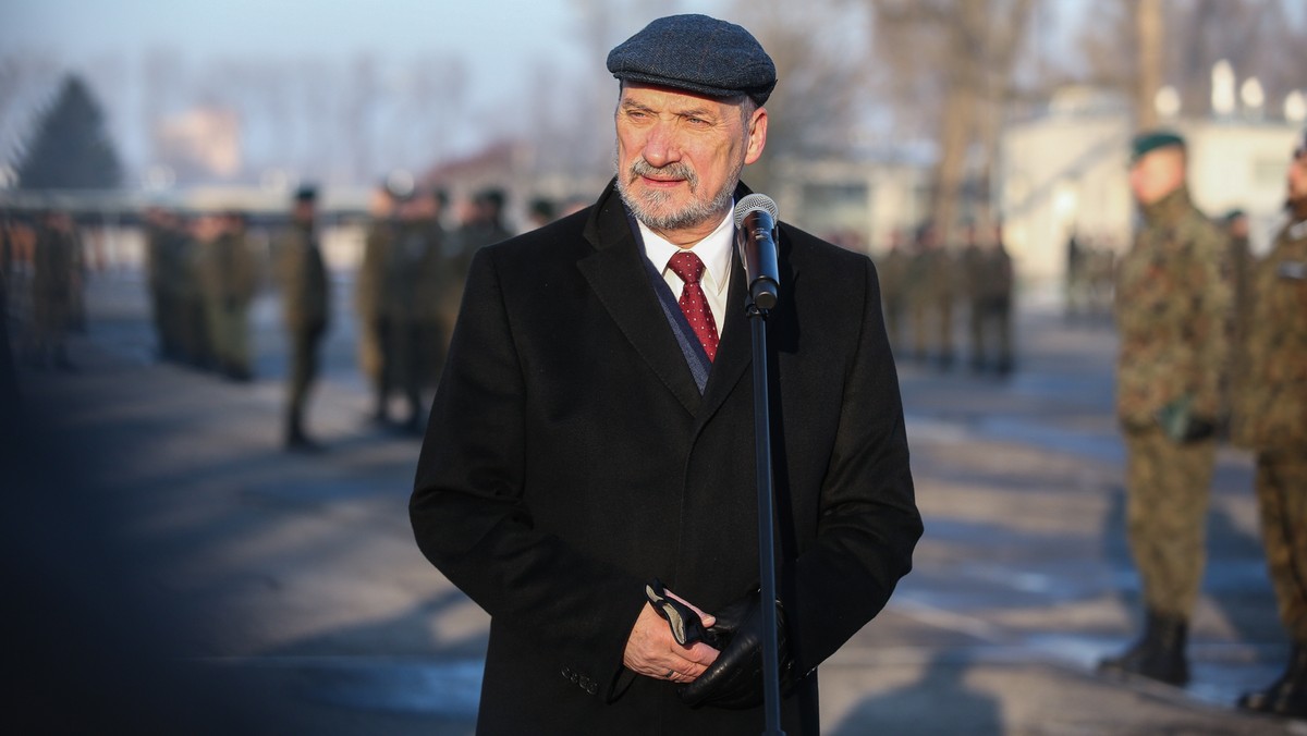 Organizacje proobronne łączą wojsko z narodem - mówił szef MON Antoni Macierewicz na inauguracji szkolenia organizacji paramilitarnych i klas mundurowych. Wyraził przekonanie, że armia zawodowa nie wystarczy, by zapewnić bezpieczeństwo Polsce, stąd potrzeba obrony terytorialnej, rekrutowanej m. in. spośród tych stowarzyszeń.