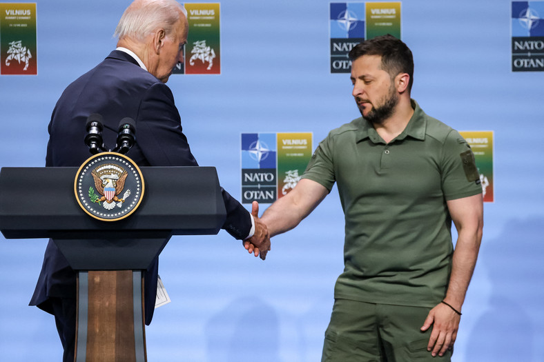 Joe Biden i Wołodymyr Zełenski podczas szczytu NATO w Wilnie, lipiec 2023 r.