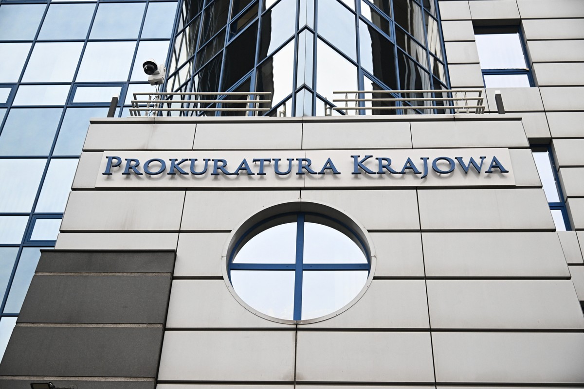 Warszawa, 07.10.2024. Prokuratura Krajowa w Warszawie, 7 bm. gdzie został wezwany w charakterze podejrzanego poseł PiS Marcin Romanowski. Ze względu na szereg przeszkód formalnych Marcin Romanowski nie zjawi sie dziś na miejscu. Zarzuty wobec Romanowskiego obejmują – według prokuratury – kwotę ponad 112 mln 126 tys. zł. Prokuratura chce zastosowania aresztu m.in. ze względu na obawę matactwa procesowego z jego strony. (ad) PAP/Radek Pietruszka ***Do tego materiału zdjęciowego dostępna jest również depesza w systemie CSI, pt.: Mec. Lewandowski dla PAP: Poseł Romanowski nie stawi się w poniedziałek w prokuraturze (krótka)***