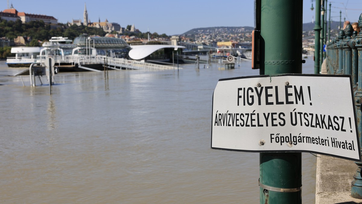 Valósággal megőrülnek az emberek a hatalmasra duzzadt Duna láttán Budapesten: a folyó már apad, de a lelkesedés nem lankad – helyszíni fotók