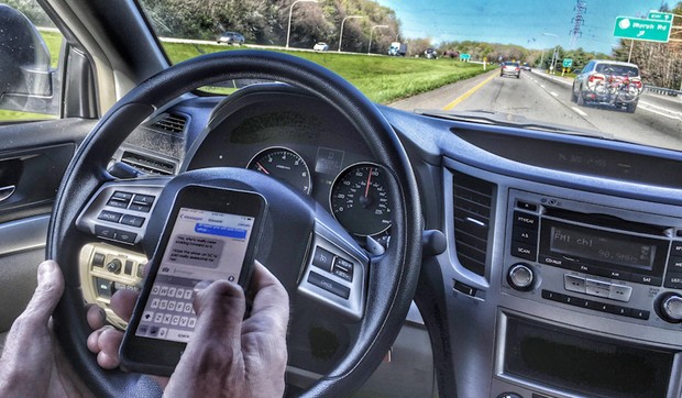 Upotreba mobilnog u vožnji, ilustracija 