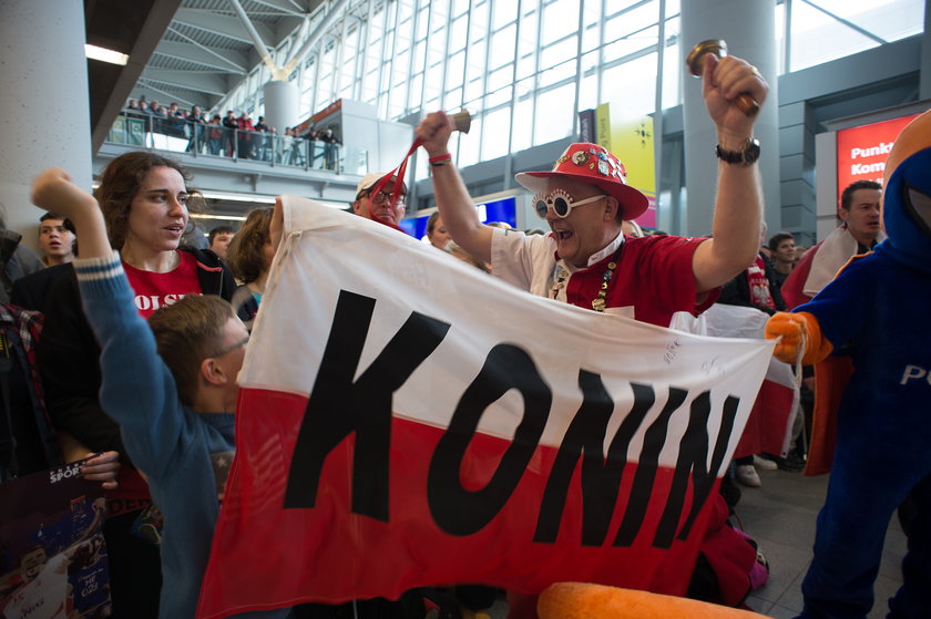 Bohaterowie wylądowali w Warszawie. Tłumy powitały polskich szczypiornistów!