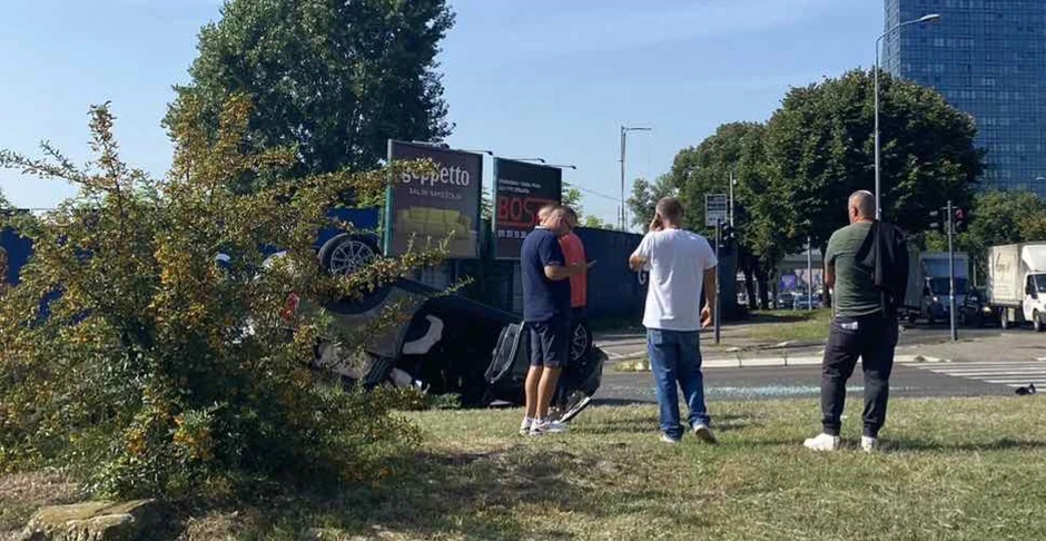 Automobil se prevrnuo na krov