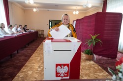 PKW o frekwencji i incydentach: Awantura w lokalu wyborczym, pijany szef komisji...