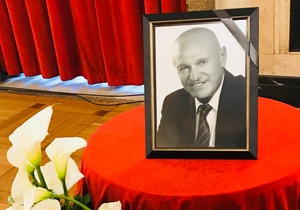 TUGA DO NEBA Prijatelji i porodica Šabana Šaulića došli u Skupštinu grada, komemoracija u 11 časova