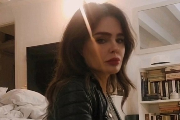 "MAJKO, POJAČAJ ČUČNJEVE I TREĆI PUT NEMOJ DA SE UDAŠ IZ LJUBAVI" Srna Lango u miniću pozirala na podu, a njen razgovor sa sinom i dalje svi prepričavaju