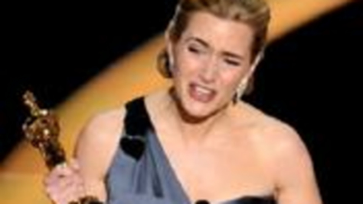 Kate Winslet trzyma swojego Oscara w łazience.