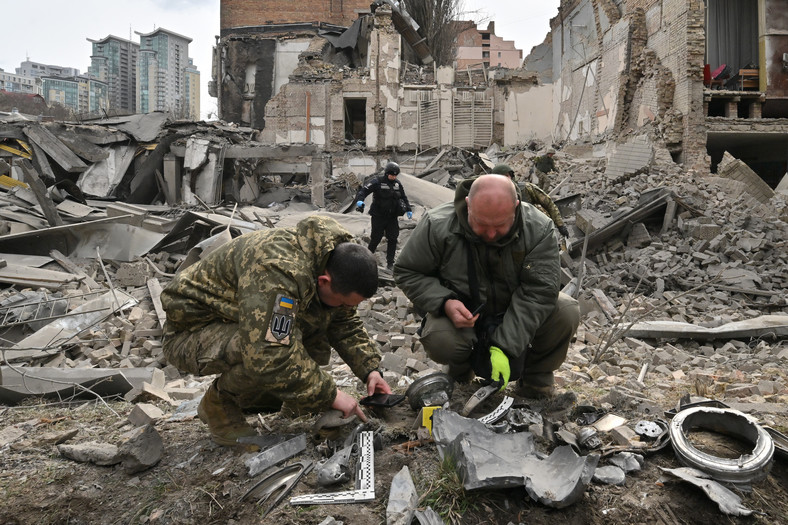Fragmenty rakiety Cyrkon po ataku na Kijów, marzec 2024 r.