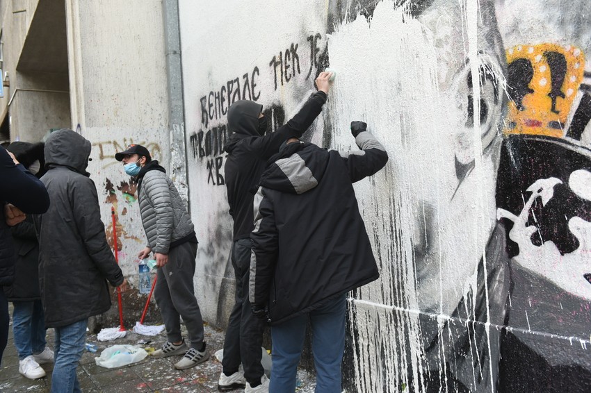 Grupa mladih došla je ubrzo kako bi maramicama i krpama pokušala da očisti mural