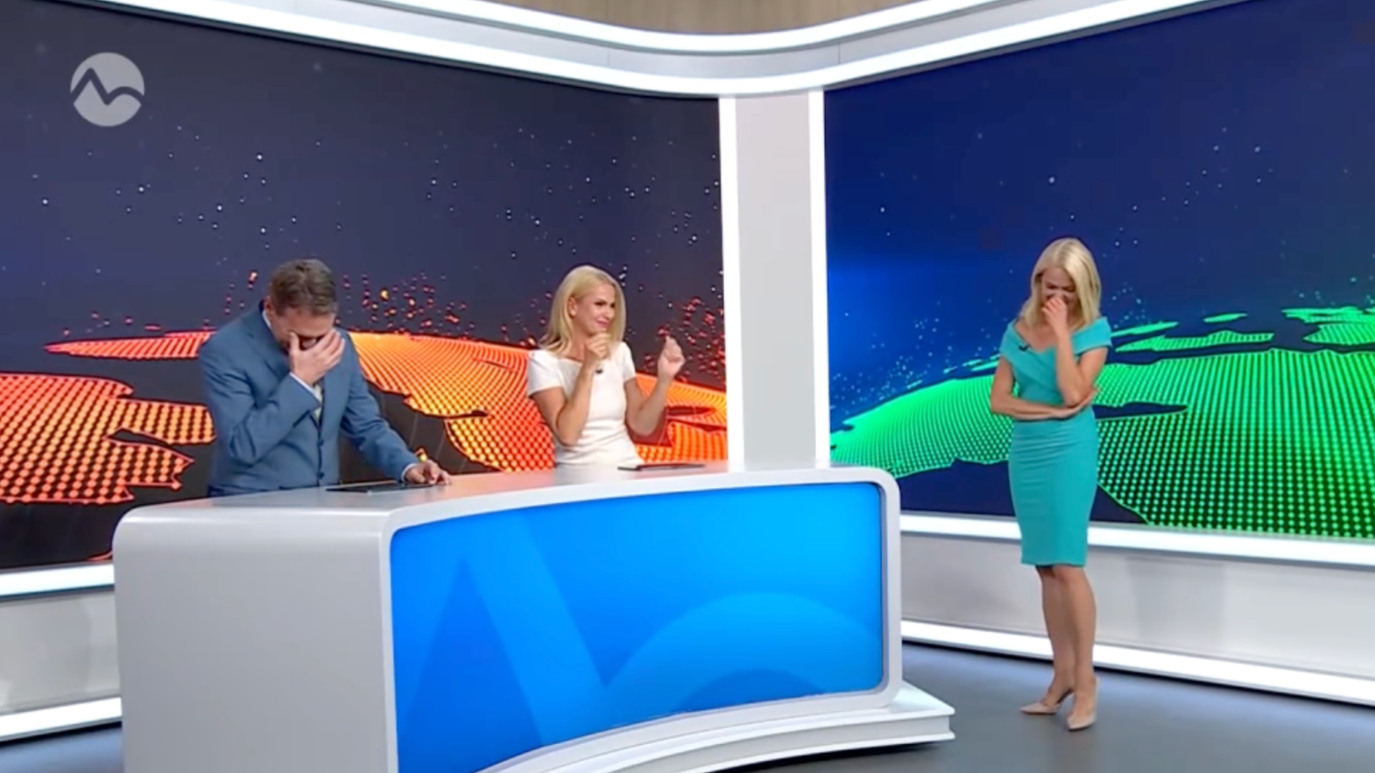 Moderátori v závere Televíznych novín doslova pukali od smiechu.