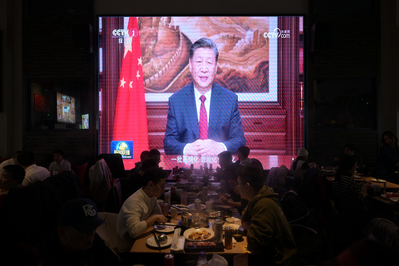 Przemówienie Xi Jinpinga transmitowane w restauracji w Pekinie, 31 grudnia 2023 r.