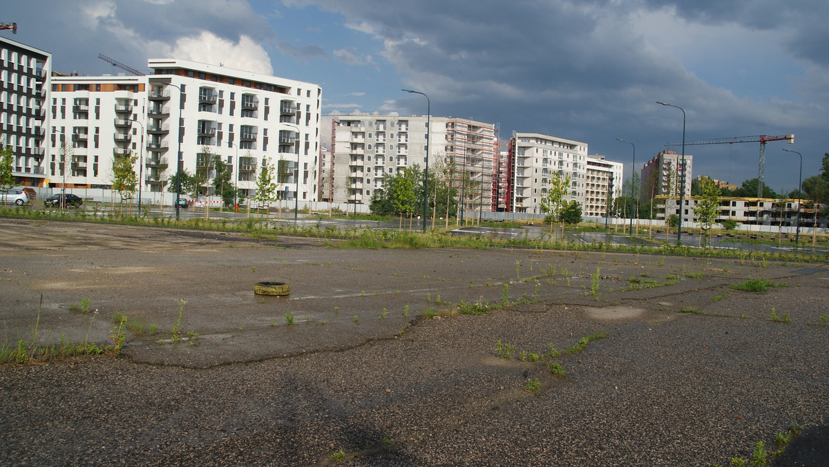 Do urzędu trafił właśnie wniosek o wydanie warunków zabudowy terenu wzdłuż ulicy Stella-Sawickiego (Czyżyny). Chodzi o teren, na którym ma powstać park. Tak zdecydowali mieszkańcy w ramach zeszłorocznej edycji budżetu obywatelskiego. Urzędnicy uspokajają, że rozważają możliwość zawieszenia procesu wydania warunków na dziewięć miesięcy. W tym czasie będą się starać przygotować plan zagospodarowania, który ochroni teren przed zabudową. Przedstawiciele magistratu dodają także, że wydanie decyzji "WZ" nie przesądza o rozpoczęciu budowy.